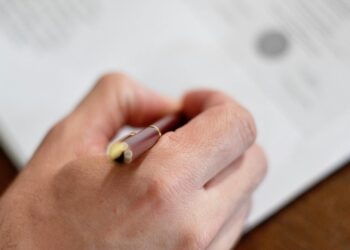 Persona firmando documentos para acogerse a la Ley de Segunda Oportunidad y cancelar deudas