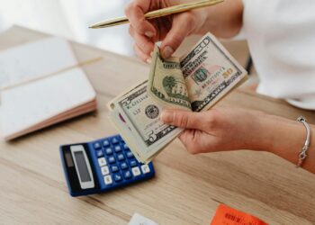 Persona calculando cuánto pueden embargar de su nómina según los tramos legales