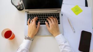 Cómo ganar dinero con marketing de afiliados: guía práctica para empezar desde cero