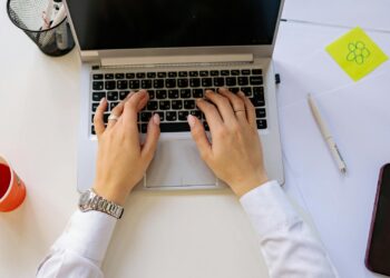 Cómo ganar dinero con marketing de afiliados: guía práctica para empezar desde cero