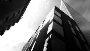 Cómo invertir en bienes raíces sin comprar una propiedad: REITs y crowdfunding inmobiliario