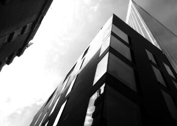 Cómo invertir en bienes raíces sin comprar una propiedad: REITs y crowdfunding inmobiliario