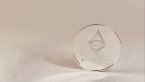 Qué es el staking de criptomonedas: cómo funciona, riesgos y rentabilidad