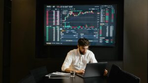 Sesgos cognitivos en la inversión: los errores mentales que cuestan dinero