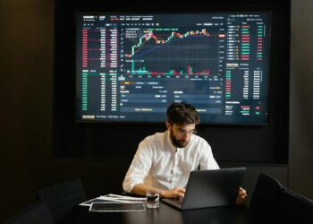 Sesgos cognitivos en la inversión: los errores mentales que cuestan dinero