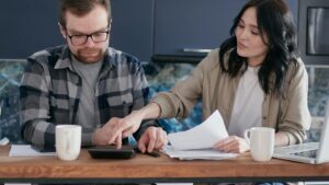 Consolidación de deudas: qué es, ventajas, riesgos y cuándo pedirla en España