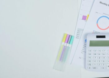 Planificador de presupuesto mensual con calculadora y bloc de notas sobre un escritorio ordenado