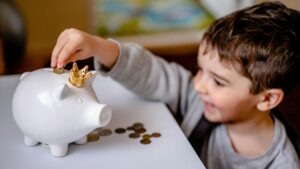 Educación financiera para hijos: cómo enseñar a ahorrar en casa