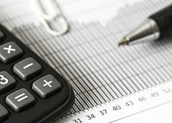 Calculadora sobre la mesa para calcular la diferencia entre TIN y TAE de un préstamo