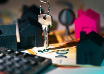 Comparativa de hipoteca fija o variable con llaves y casas en miniatura