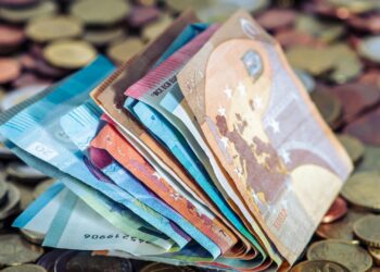 Billetes y monedas de euro sobre una mesa representando el ahorro, la inflación y el poder adquisitivo en España