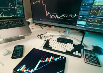 Pantalla con gráficos financieros y datos bursátiles representando fondos indexados en España