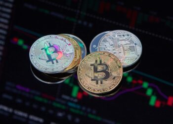 Monedas Bitcoin y gráfico de mercado representando criptomonedas y stablecoins