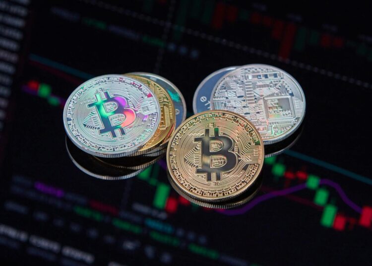 Monedas Bitcoin y gráfico de mercado representando criptomonedas y stablecoins