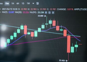 Inversor analizando gráficos de bolsa para invertir en dividendos en España
