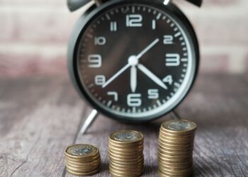 Persona planificando cómo rescatar un plan de pensiones para su jubilación