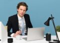 Persona trabajando para ganar dinero con inteligencia artificial desde un portátil