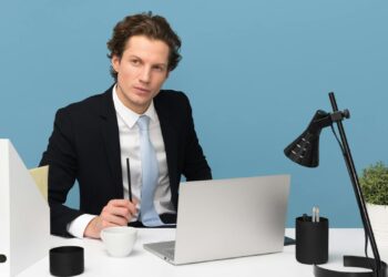 Persona trabajando para ganar dinero con inteligencia artificial desde un portátil