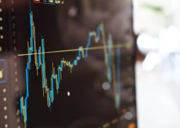 Pantalla con gráficos de bolsa para comprar acciones por primera vez