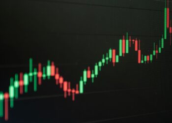 Gráfico de velas japonesas en pantalla para hacer análisis técnico en bolsa