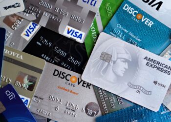 Tarjetas de débito y crédito de distintos bancos para comparar cuál usar