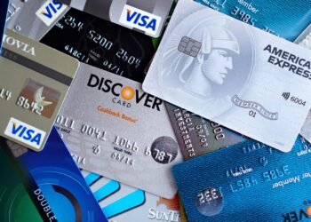Pila de tarjetas de crédito que ilustra los riesgos de una tarjeta revolving y su deuda