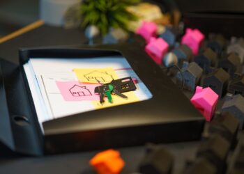 Llaves y maqueta de casa que simbolizan ahorrar para la entrada de un piso