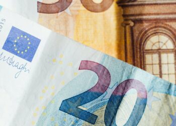 Billetes de euro junto a calculadora simbolizando la rentabilidad de las Letras del Tesoro en 2026