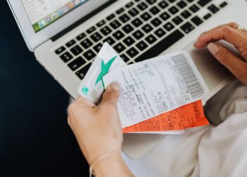 Emprendedor gestionando una tienda de dropshipping en España desde el ordenador con tarjeta y facturas