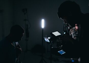 Creador grabando vídeo para ganar dinero en YouTube en España