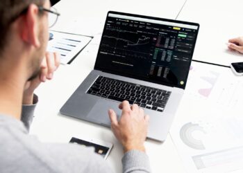 Persona usando un roboadvisor en un portátil para invertir en carteras de fondos indexados