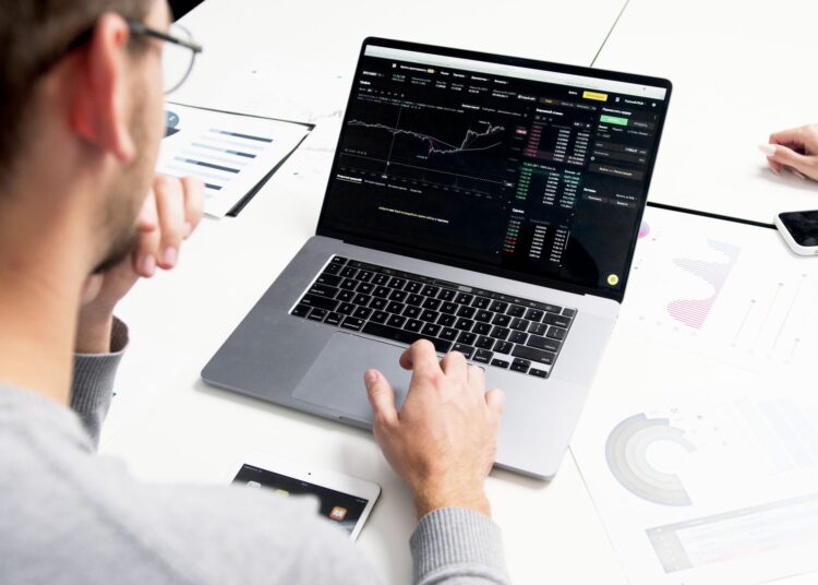 Persona usando un roboadvisor en un portátil para invertir en carteras de fondos indexados