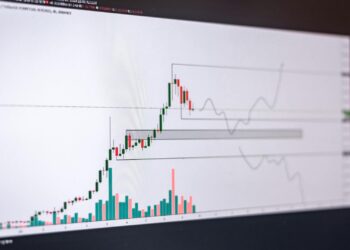 Pantalla con gráfico bursátil ilustrando el análisis fundamental aplicado a la inversión en bolsa