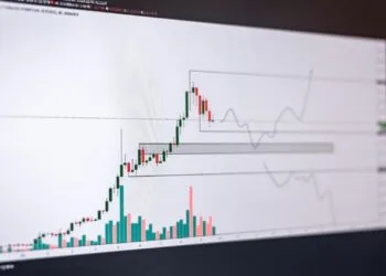 Pantalla con gráfico bursátil ilustrando el análisis fundamental aplicado a la inversión en bolsa