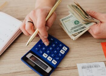 Apps para controlar gastos: persona revisando su presupuesto y finanzas en el móvil