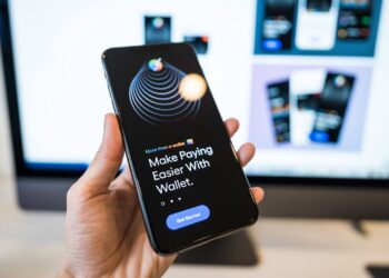 Persona usando la app de un neobanco en su móvil para gestionar su dinero