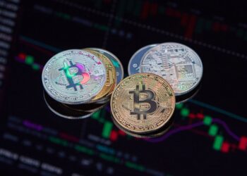 Tecnología blockchain ilustrada con monedas de criptomonedas y un gráfico del mercado financiero