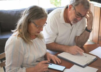 Pareja revisando un PIAS y documentos de ahorro para la jubilación