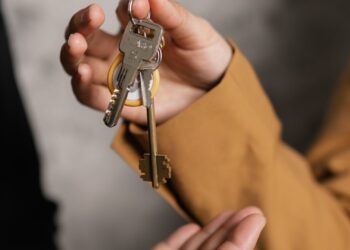 Entrega de llaves de una vivienda al amortizar la hipoteca y reducir la deuda