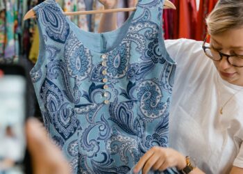 Persona preparando ropa de segunda mano para vender en Vinted y Wallapop desde el móvil