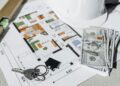 Llaves y dinero sobre un plano: comprar vivienda para alquilar y calcular su rentabilidad