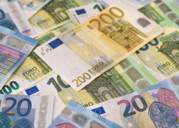 Método de los sobres para ahorrar: billetes de euro repartidos para el presupuesto