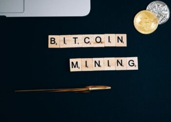 Bitcoin físico sobre superficie oscura que ilustra cómo custodiar criptomonedas con un hardware wallet