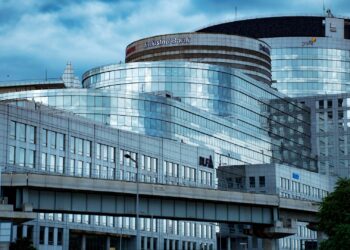 Fachada de una oficina bancaria moderna, ilustrando el proceso de cambiar de banco en España