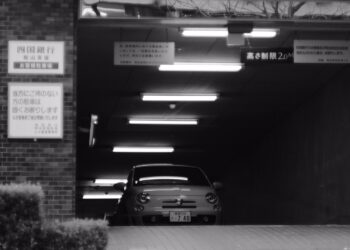 Entrada de un parking subterráneo, ejemplo de invertir en plazas de garaje para obtener rentas