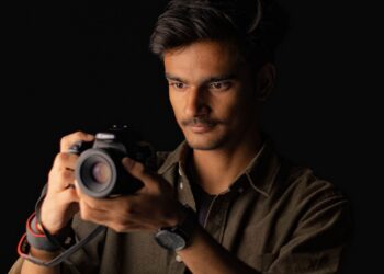 Fotógrafo con su cámara preparando imágenes para vender fotos online