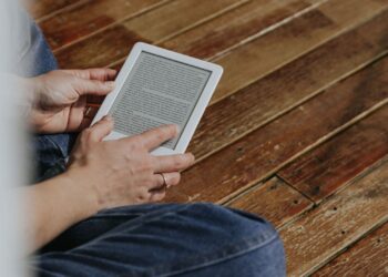 Persona leyendo un ebook en un e-reader, ilustrando cómo vender ebooks en Amazon KDP