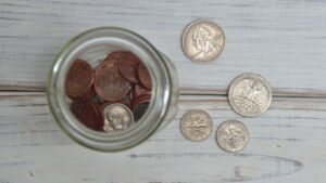 Tarro lleno de monedas que simboliza los gastos hormiga acumulados día a día