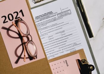 Documentos y calendario sobre una mesa para calcular la prescripción de deudas en España