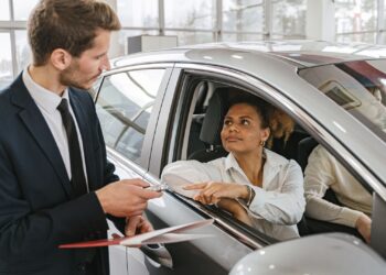 Entrega de llaves de un coche nuevo de renting en un concesionario